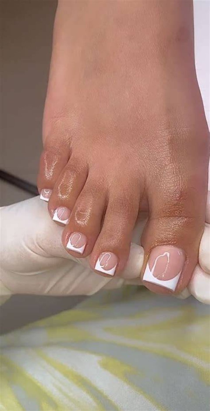 画像に含まれている可能性があるもの1人以上、クローズアップ Toe nails white, Painted toe nails