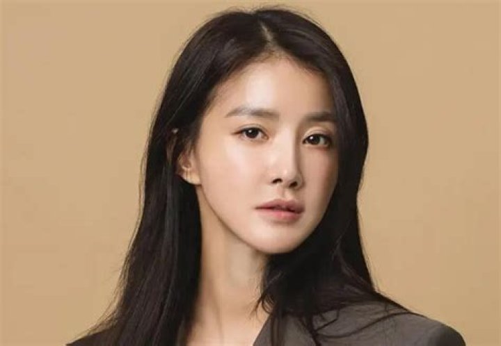 Actress Lee Si Young reveals her adorable son for the first time ever