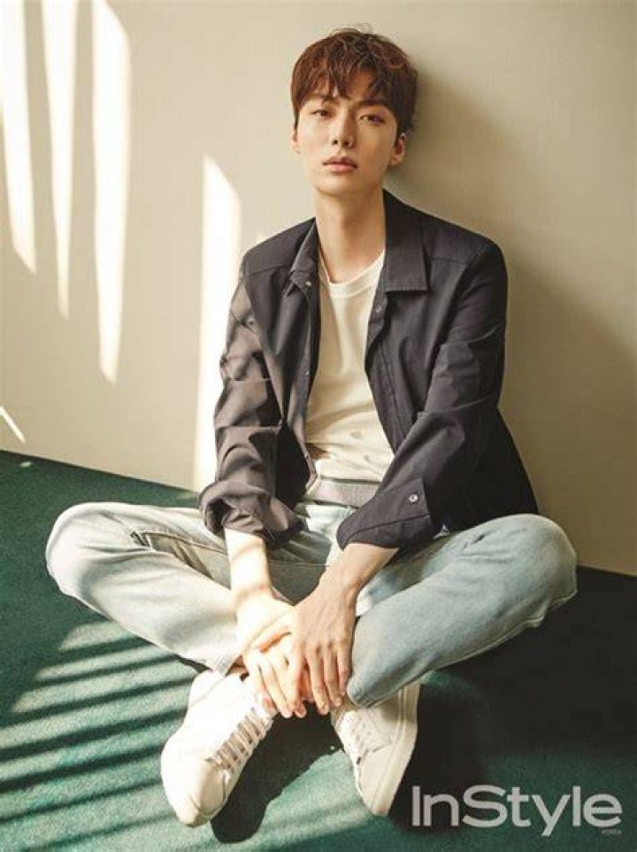 Ahn Jae Hyun es el ep&iacute;tome de joven y rico en primeras im&aacute;genes para su