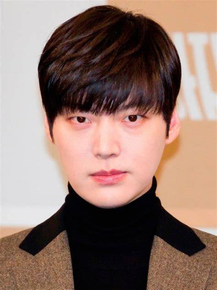 Ahn Jae Hyun Spotted Looking "Unrecognizable" In Midst Of Divorce