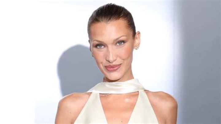 Bella Hadid flaunts her TINY waist in crop top Fashion, Victoria