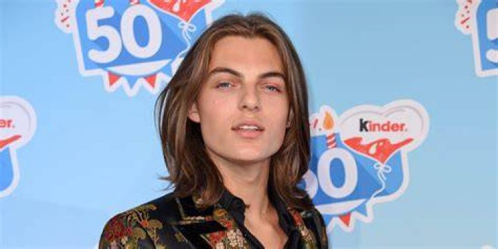 Damian Hurley, il fascino genderless del figlio di Liz la GALLERY