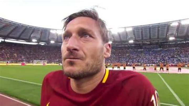Francesco Totti lascia il nido d'amore con Noemi per stare accanto a