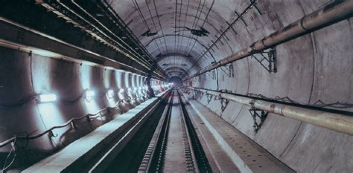 How long does it take to drive through the Homer Tunnel?