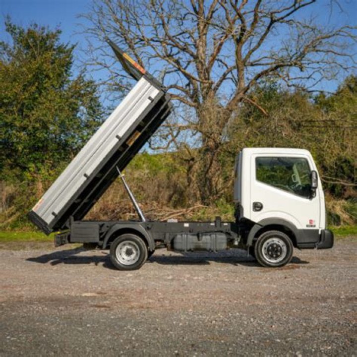 How much weight can a Nissan Cabstar Tipper carry?