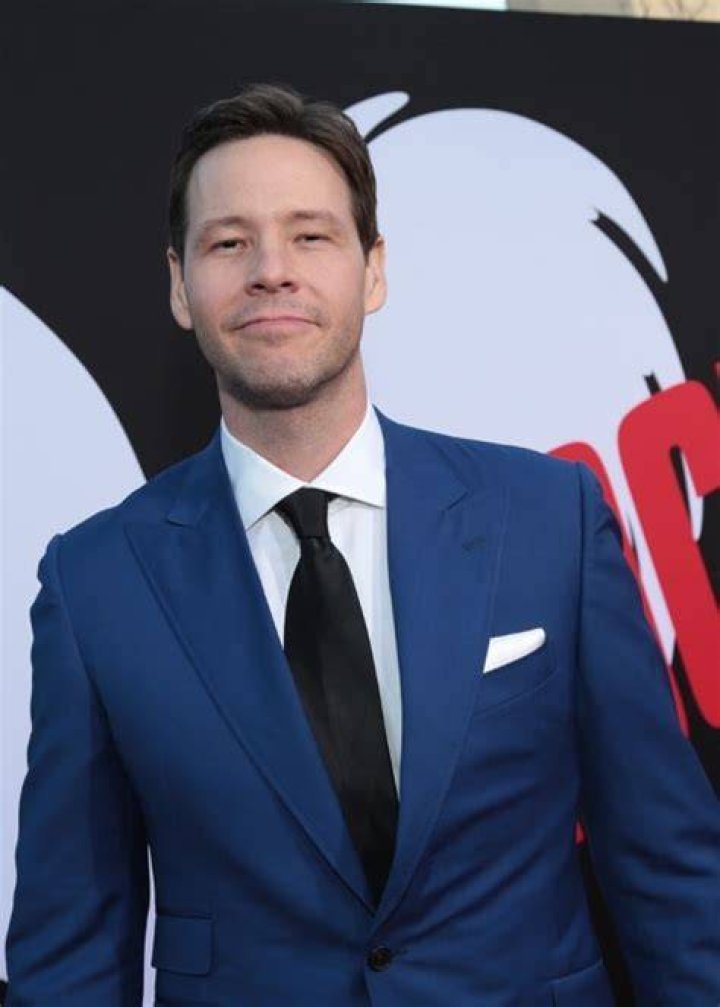 Ike Barinholtz weight, height and age. We know it all!