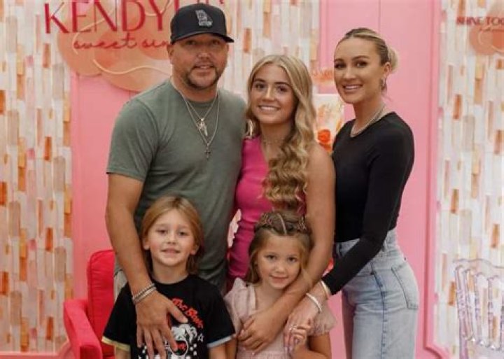 Jason Aldean Jokes That Daughter Navy Is 'Putting Makeup On Like Mommy