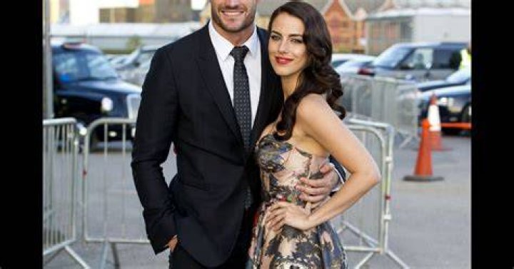 Jessica Lowndes shows exboyfriend Thom Evans what he's been missing