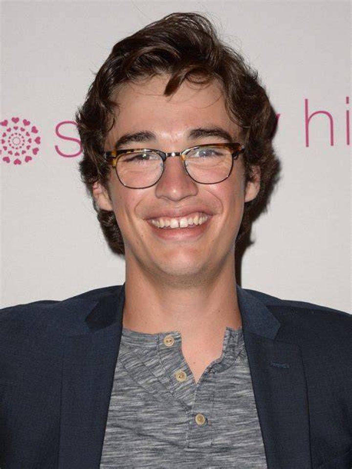 Joey Bragg 2024 Single, net worth, tattoos, smoking & body facts Taddlr