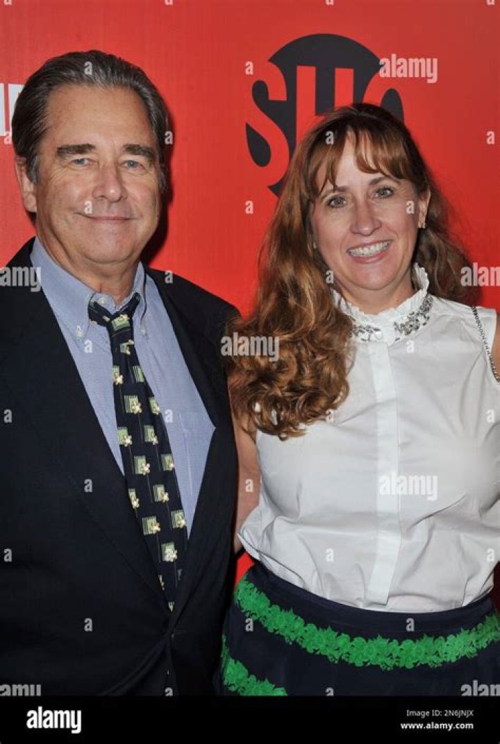 Julie Landfield Bio, Wiki, Age, Height, Family, Husband, Movies and Net