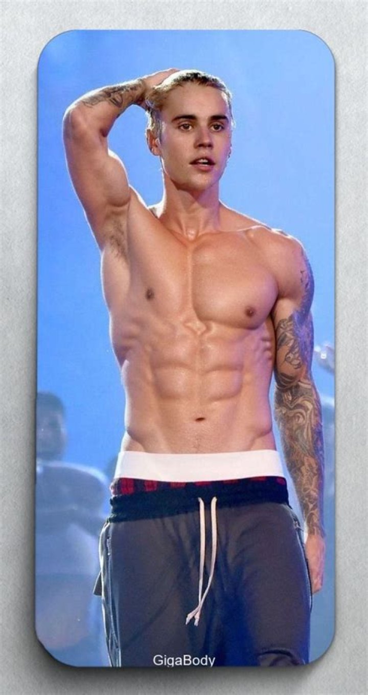 Justin Bieber flexes his muscles at Rehab party before Mayweather v