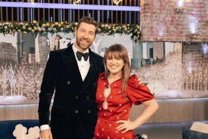 Kelly Clarkson, Brett Eldredge Bring Xmas Duet to 'The Voice'