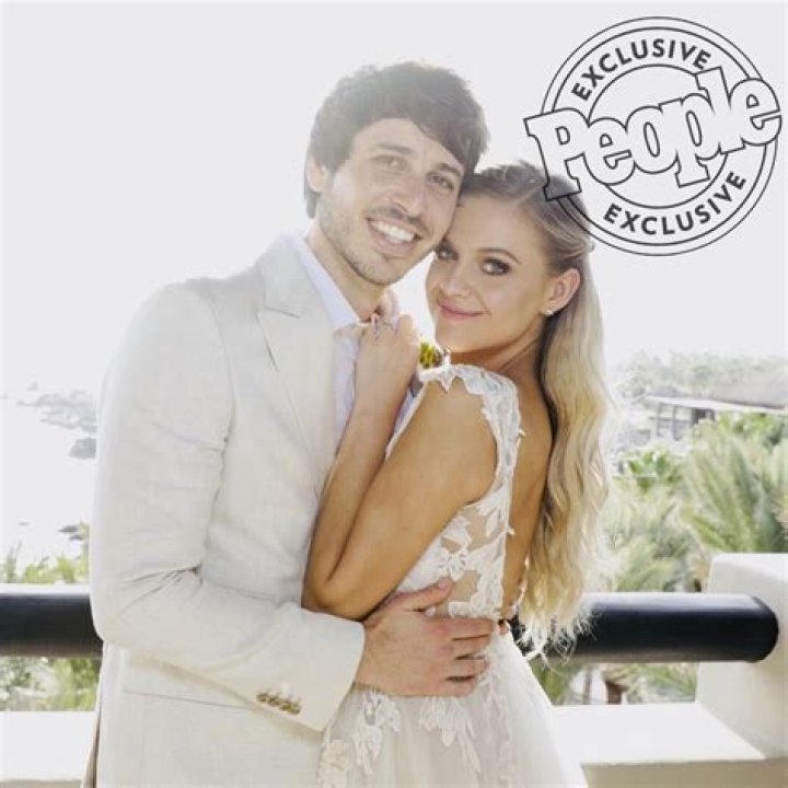 Kelsea Ballerini Marries Evans See Their Wedding Photo Kelsea