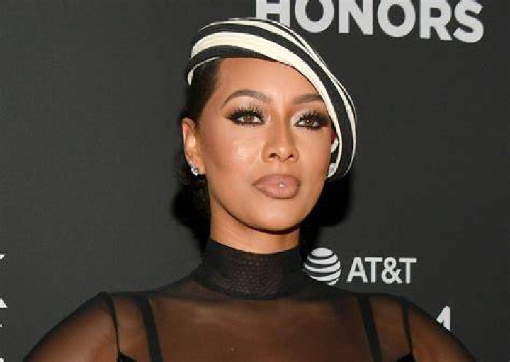 Keri Hilson explains why she didn't want to kiss NeYo in new Christmas