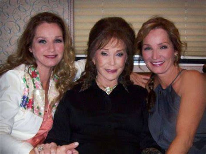 Loretta Lynn with her kids Married Biography