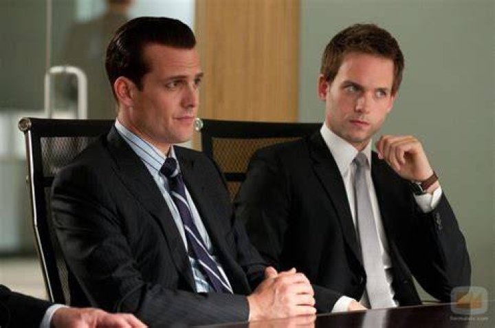 Los personajes Harvey Specter y Mike Ross en 'Suits La clave del &eacute;xito