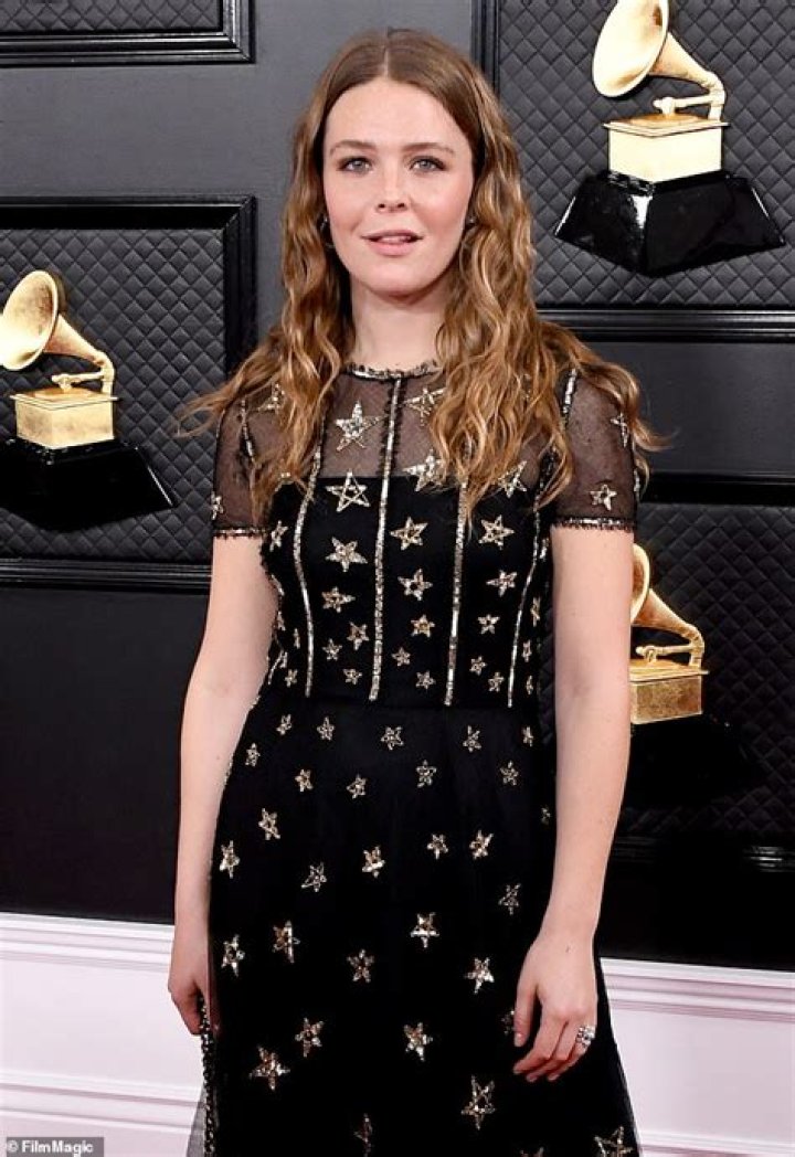 Maggie Rogers radiates literal star power at the Grammy Awards in a