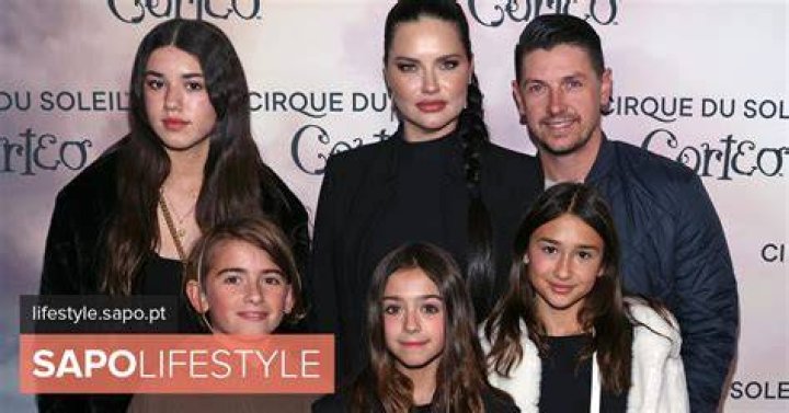 Momento raro Adriana Lima posa com as filhas na passadeira vermelha