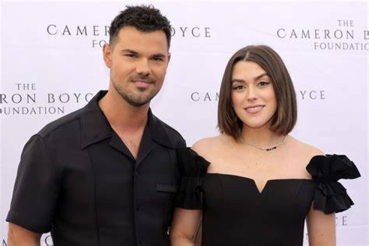 Newlyweds Taylor & Tay Lautner Share Candid Family Photo With