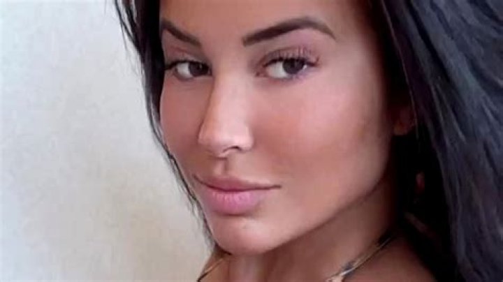 OnlyFans model wows fans in red lingerie declaring &lsquo;mums can do it too