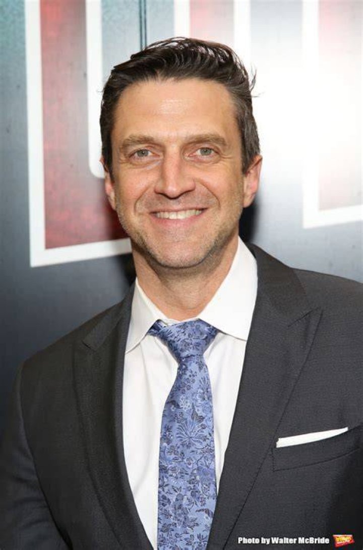 Raul Esparza Wiki Bio, Wife, Brother, Family, Father, Daughter