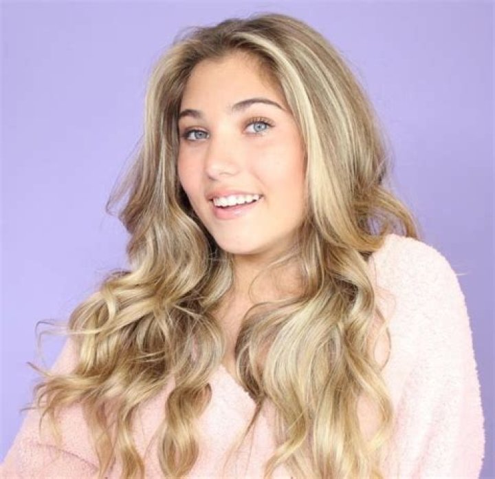 Rosie McClelland Age, Net Worth, Boyfriend, Family and Biography
