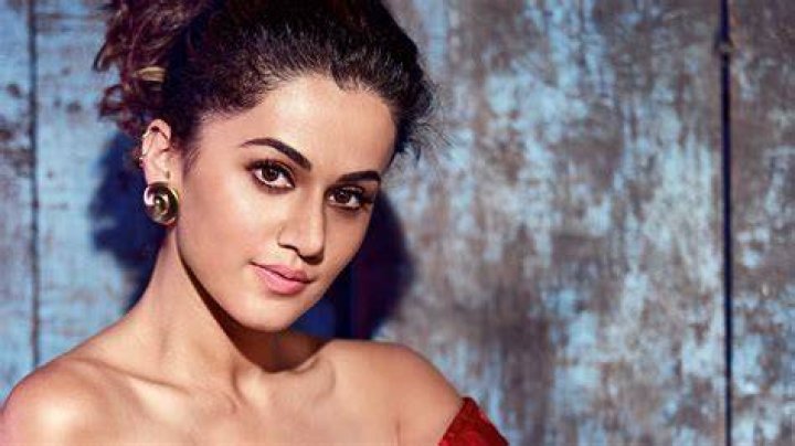 Taapsee Pannu Photos in Long Dress at Kanchana 2 Press Meet HQ Pics n