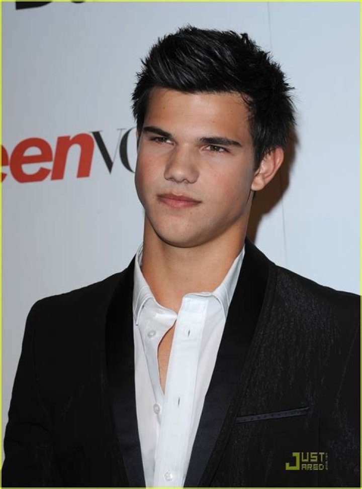 Taylor Lautner Wiki Young, Photos, Ethnicity & Gay or Straight