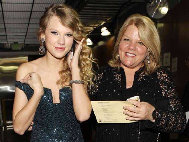 Taylor Swift and Mom Andrea Donate 50,000 to Mother of Five Who Lost