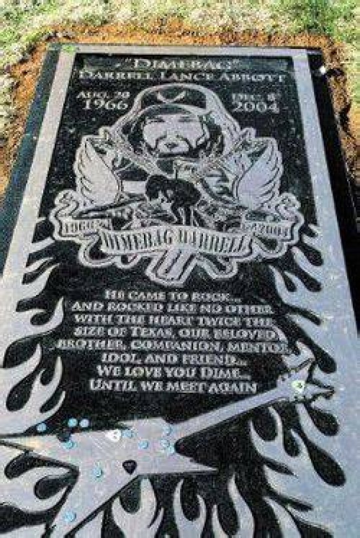 The grave of Darrell Lance &ldquo;Dimebag&rdquo; Abbott. r/CemeteryPorn
