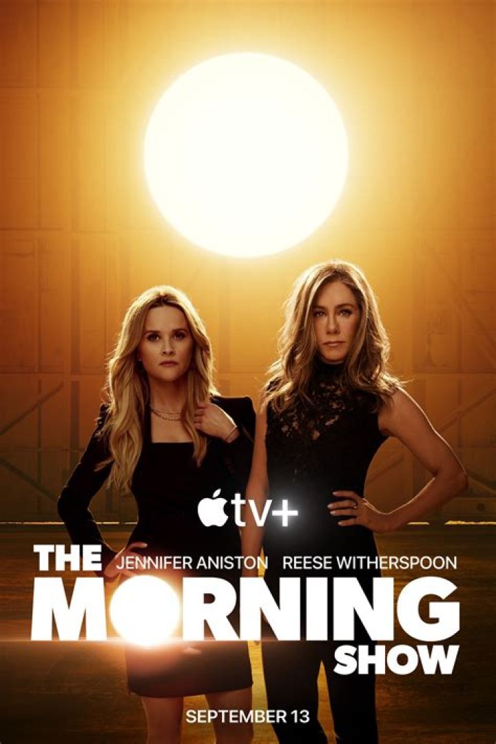The Morning Show's Ruairi O'Connor Couples Up & Kisses Girlfriend