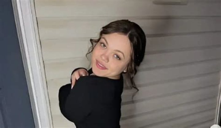Who Is Kelsey Lawrence? Her Age, Net Worth, Boyfriend, Fan Bus
