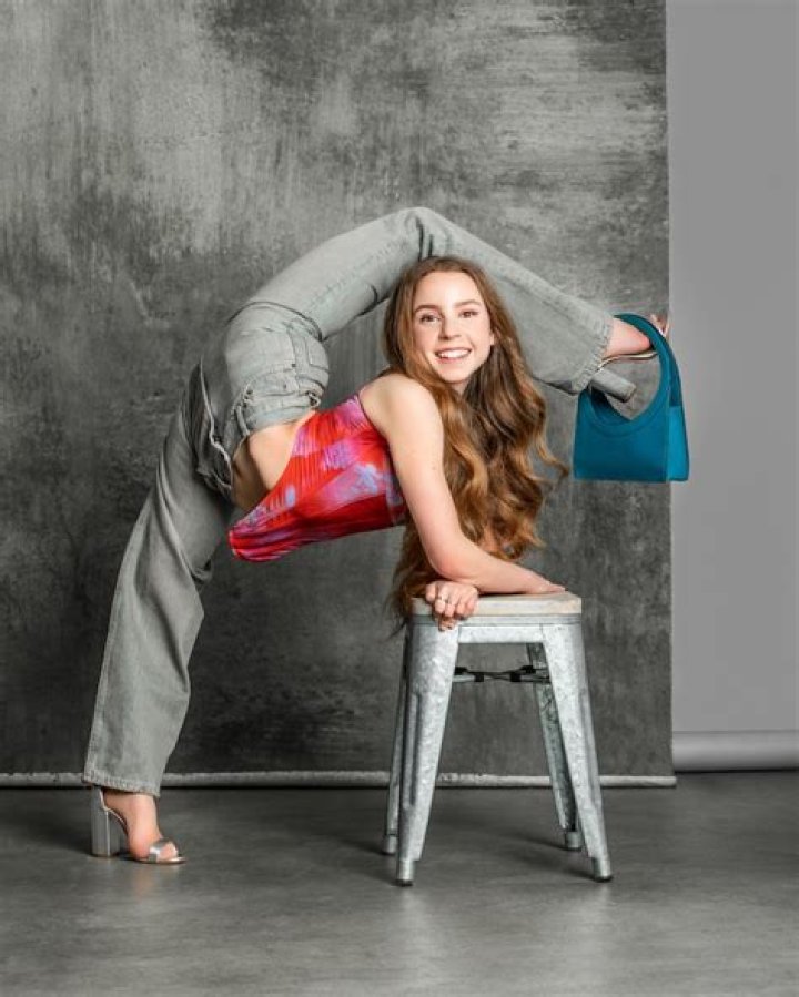 Who is Youtuber Anna Mcnulty ? Her Age, Height, Sister & More